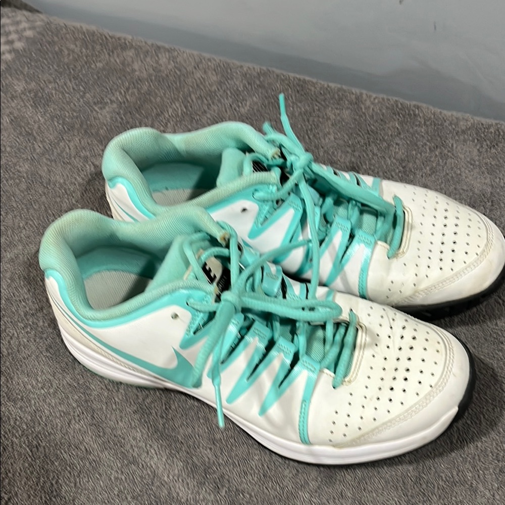 Nike Women's Size 8 Vapor  Court White and Teal Athletic Shoes